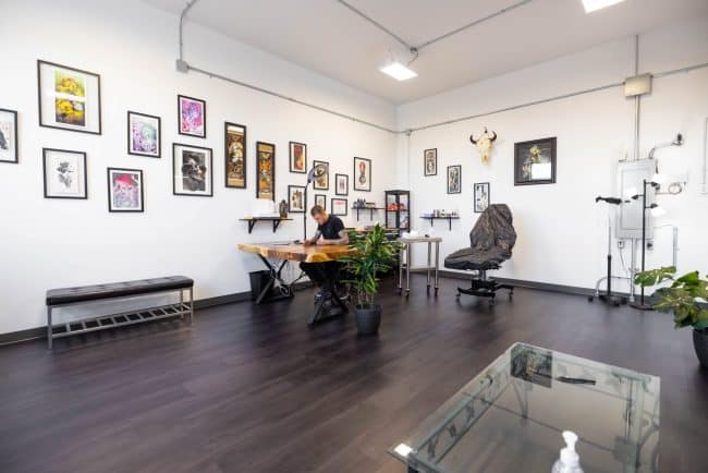 Bureau loft à aire ouverte, studio de tatouage