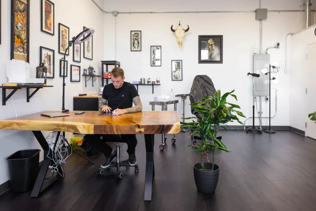 Tattoo artist in his converted studio, office space to rent in Vaudreuil