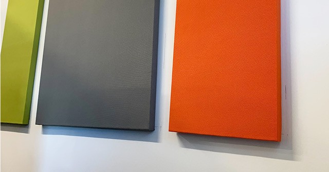 Panneaux acoustiques orange, gris et vert de Déco-Acoustique, entreprise à Mascouche