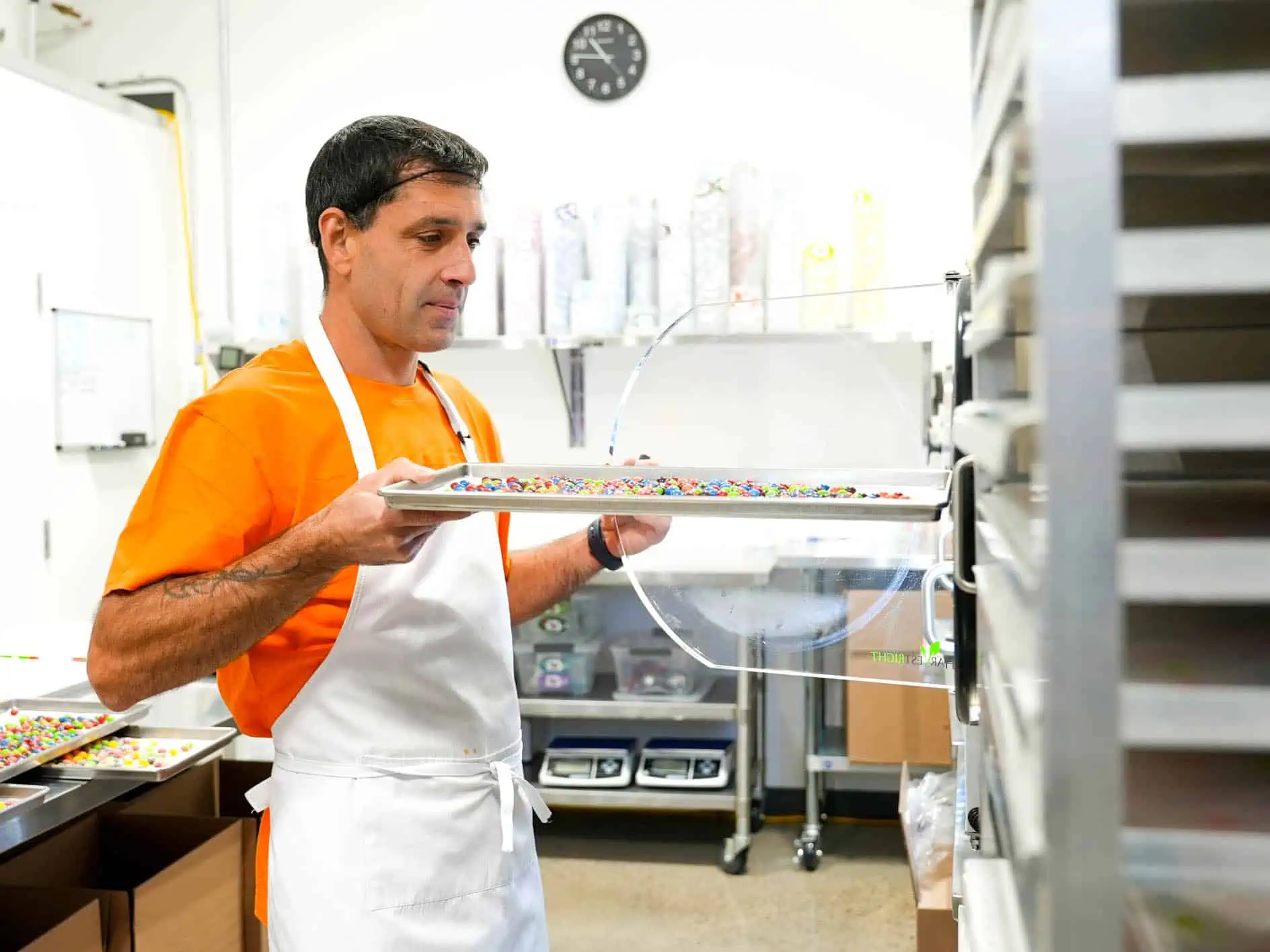 Patrice Desmeules, copropriétaire des bonbons lyophilisés Crunch Pop, dans son local chez Mon Espace Atelier Saint-Jérôme.